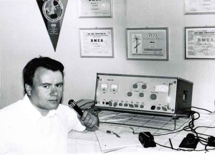 На коллективной радиостанции города Нейрупин (ГДР) у трансивера «Телтов 215»)